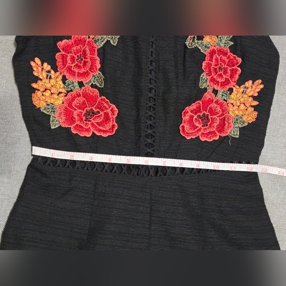 NWT SELFIE LESLIE Black Sleeveless Romper with Floral Applique, Size Small - Picture 7 of 11